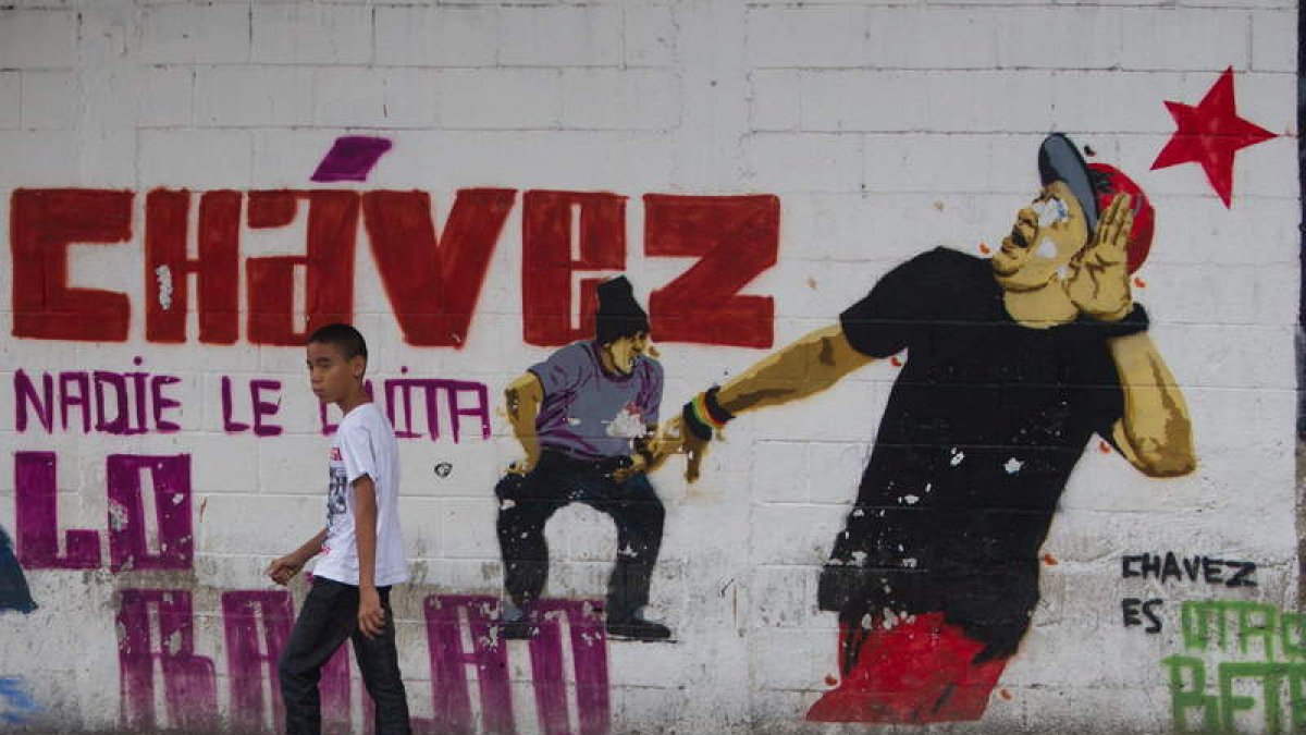 Varias pintadas animan al presidente, en La Habana tras ser operado de cáncer.