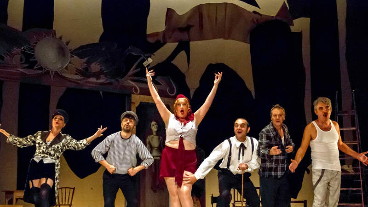 El reparto de Morfeo Teatro, en pleno montaje de ‘Los cuernos de don Friolera’. DL