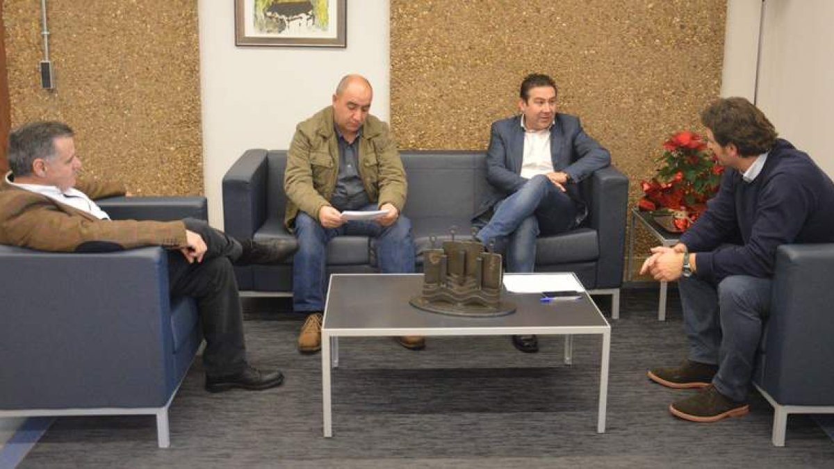 Los dos ediles de UPL, Santos y Manuel García, en la reunión. DL
