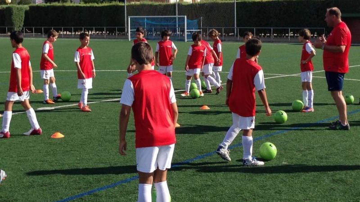 La metodología de entrenamiento del Arsenal, con técnicos del club inglés, regresa a León.