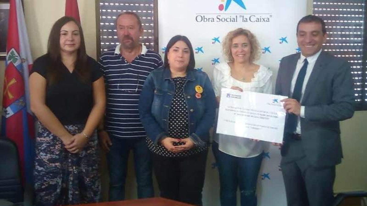 Las autoridades municipales y los responsables de la Caixa. DL