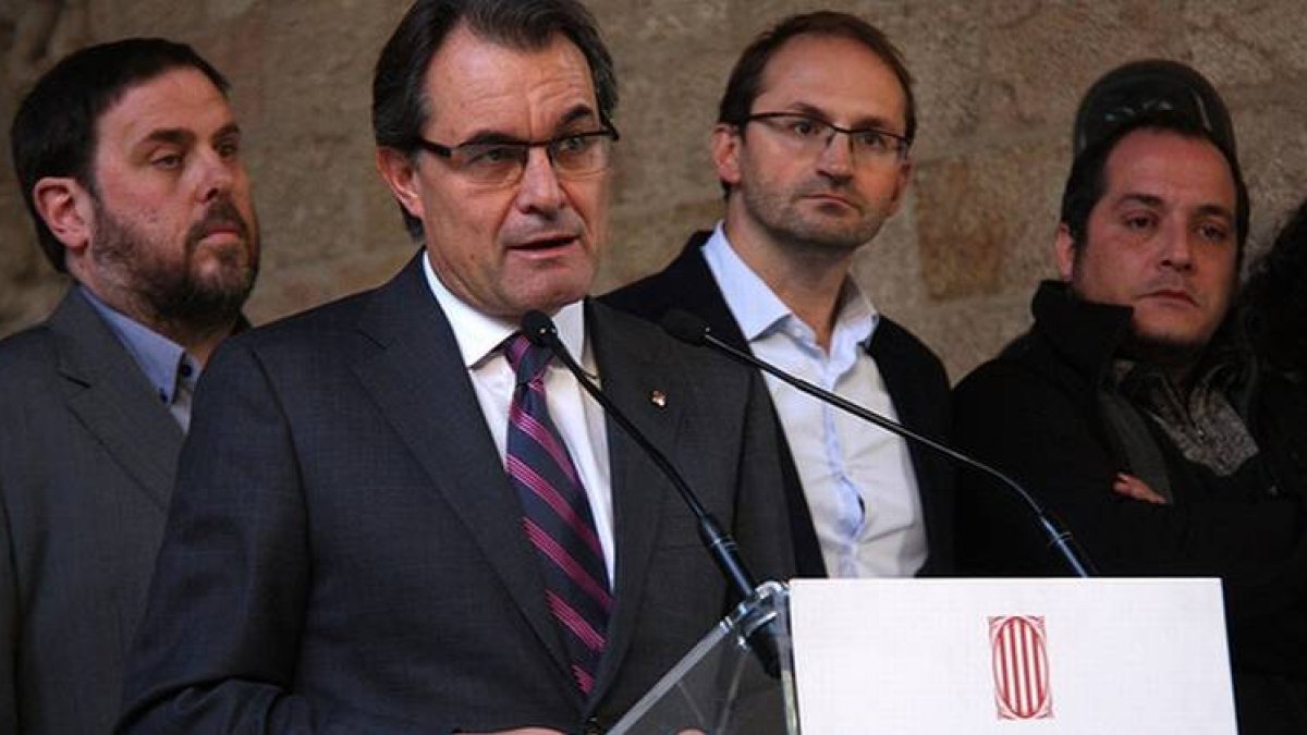Artur Mas anuncia el acuerdo, con Junqueras, Herrera y Fernàndez detrás.