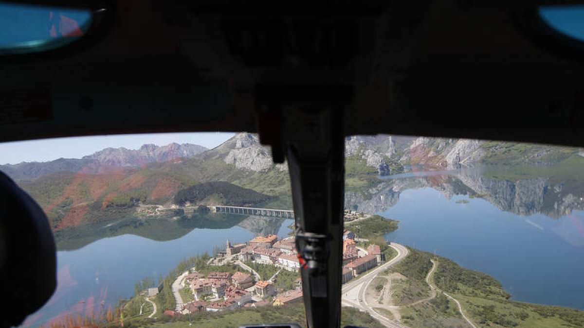 Quien contrate el servicio de ‘Piloto por un día’ podrá hacerlo en una avioneta con dos plazas —una para el piloto— o escoger la que tiene cuatro plazas y llevarse a otros dos amigos. En la imagen, una vista aérea de Riaño.