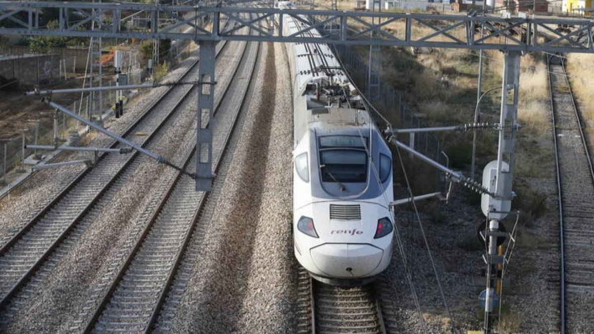 Imagen de archivo de un tren Alvia. RAMIRO