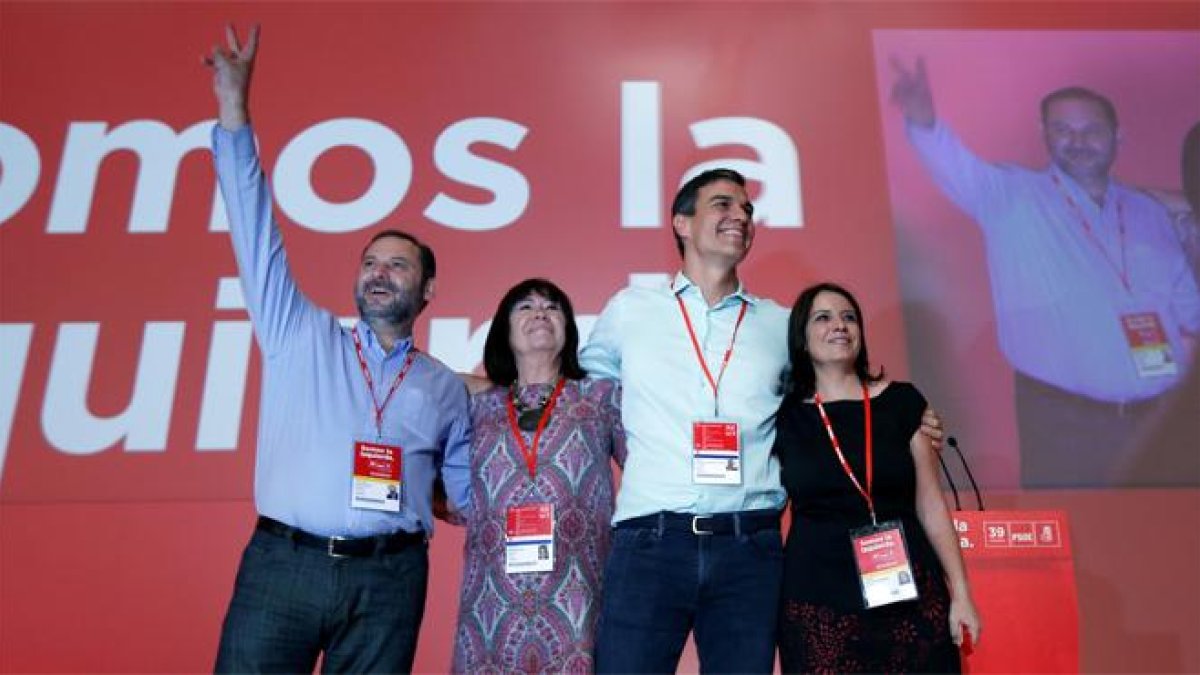 Sánchez entra al congreso del PSOE al grito de “presidente” y recibe el abrazo de Zapatero