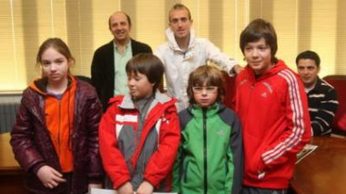 Sergio Sánchez recibió el pasado lunes un emotivo homenaje en el Ayuntamiento de La Pola.