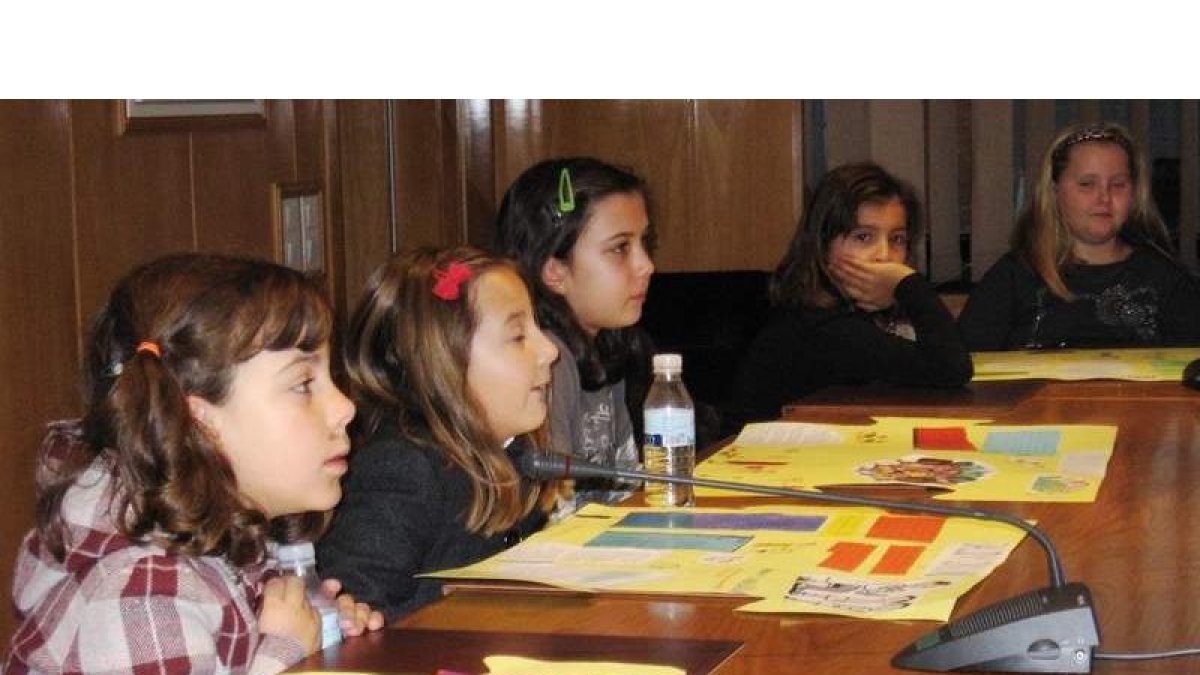 Los más pequeños ocuparon los asientos de los concejales para conmemorar el Día Internacional de los Derechos de los Niños.