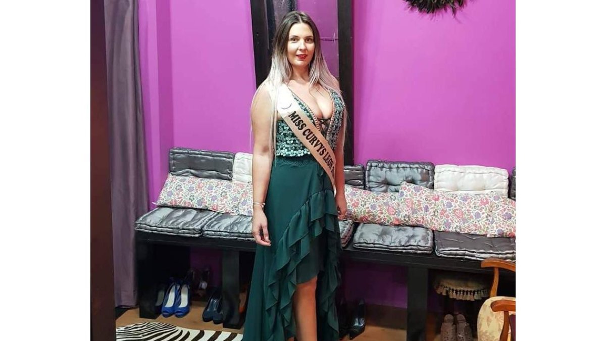 Patricia González en Bualá Boutique de Ponferrada, firma que le ha cedido el vestuario. DL