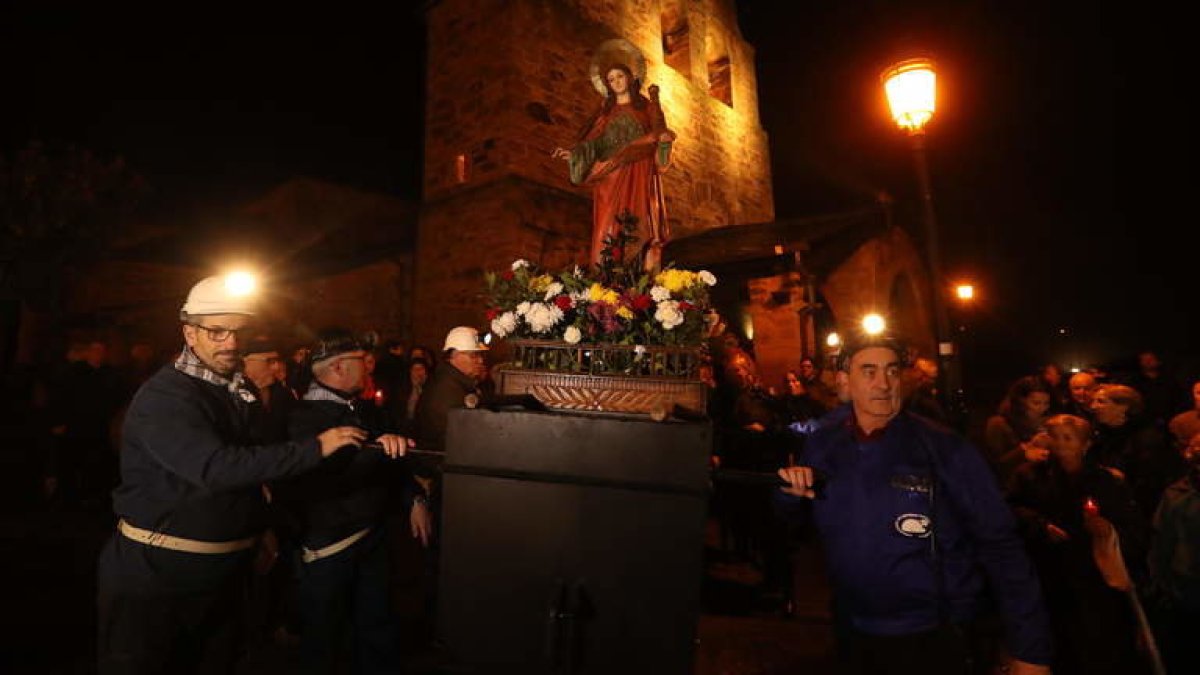 Procesión de Santa Bárbara en Fabero, el año pasado. L. DE LA MATA