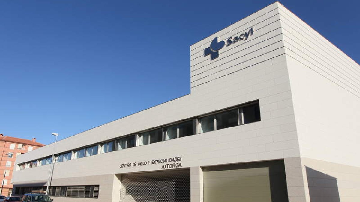 Fachada principal del centro de especialidades de Astorga, cuyas obras concluyeron en marzo.