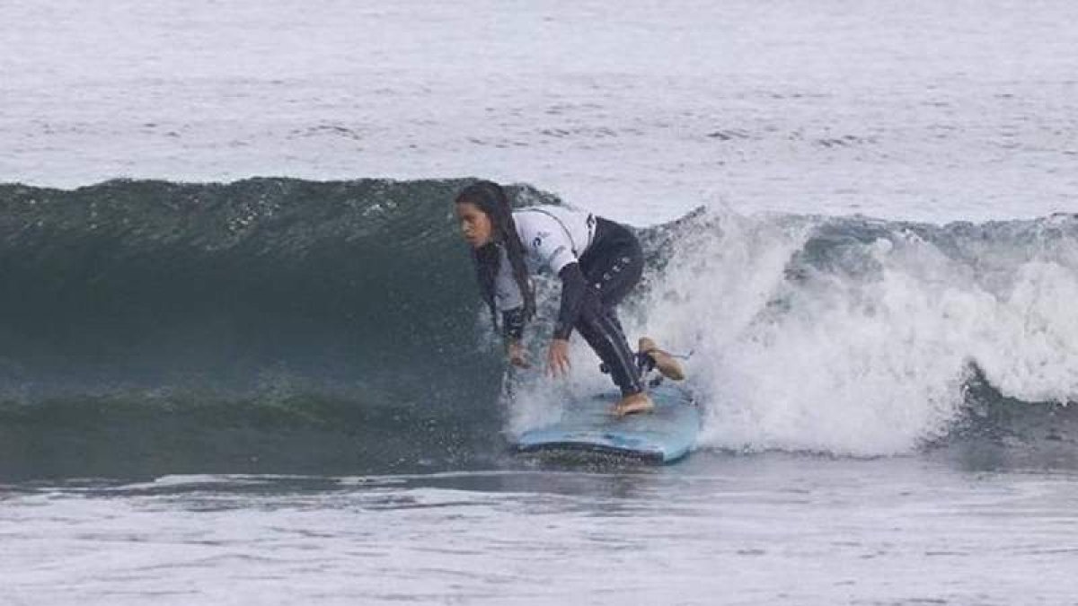 María Martín-Granizo en un momento de su puesta en escena en el Nacional de surf. NICO RODRÍGUEZ CRESPO