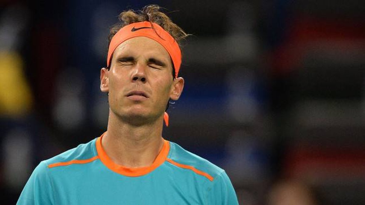 Rafael Nadal se lamanta tras caer en su debut en el torneo de Shanghái contra Feliciano López.