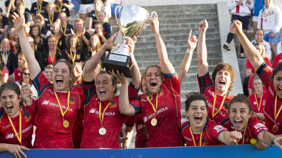 María, segunda por la derecha, celebra junto a sus compañeras el primer puesto en el Europeo. PIERGIONANNI