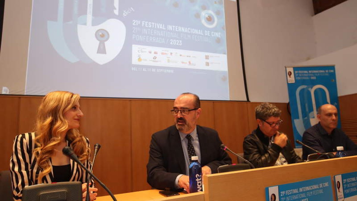 La viceconsejera y el alcalde, con los responsables del festival, ayer, en la presentación. L. DE LA MATA