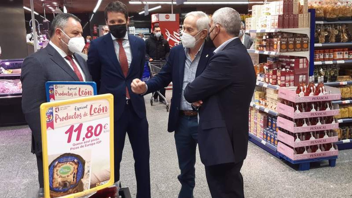 Morán y Llorente, junto a los representantes del supermercado Plaza, ayer en Madrid. DL