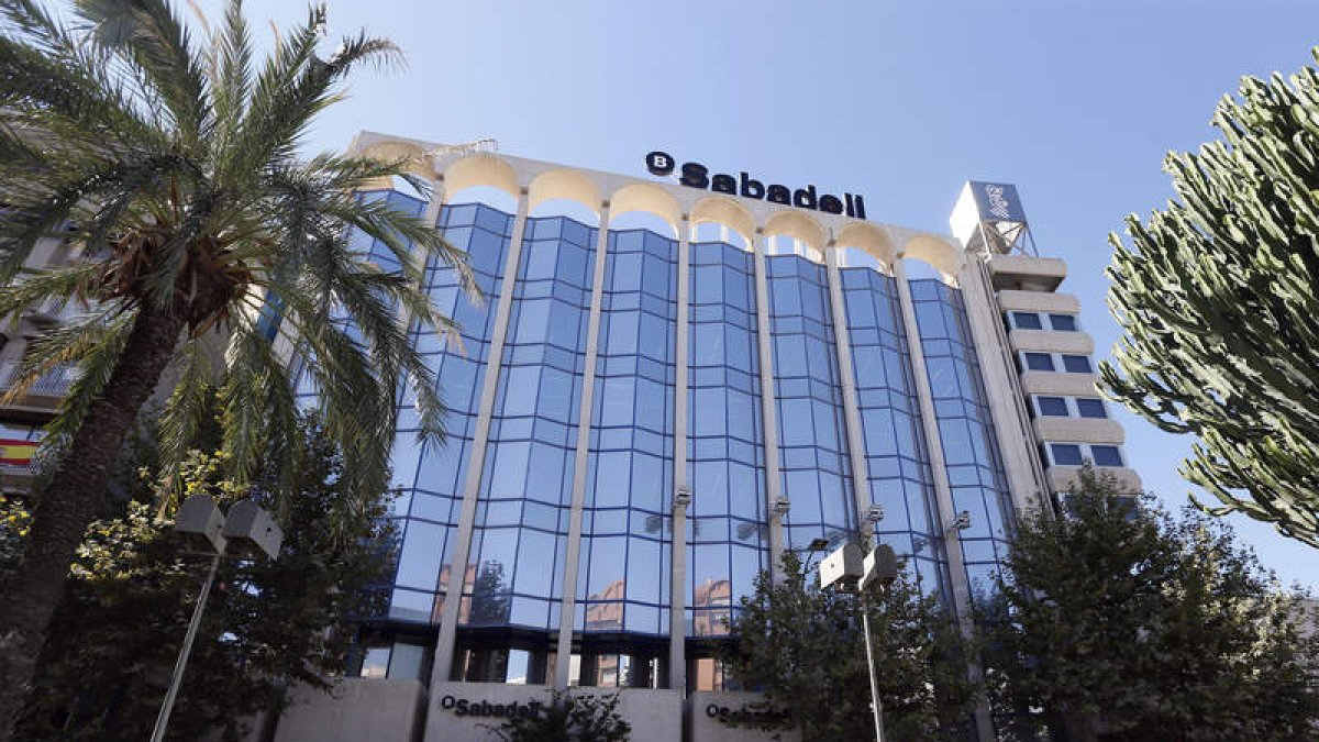 Vista del edificio del Sabadell en Alicante, que ocupará la próxima semana. MANUEL LORENZO