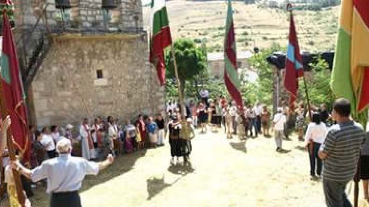 El pendón de Felechas fue bendecido a la antigua usanza, rodeado por otros pendones de la comarca.