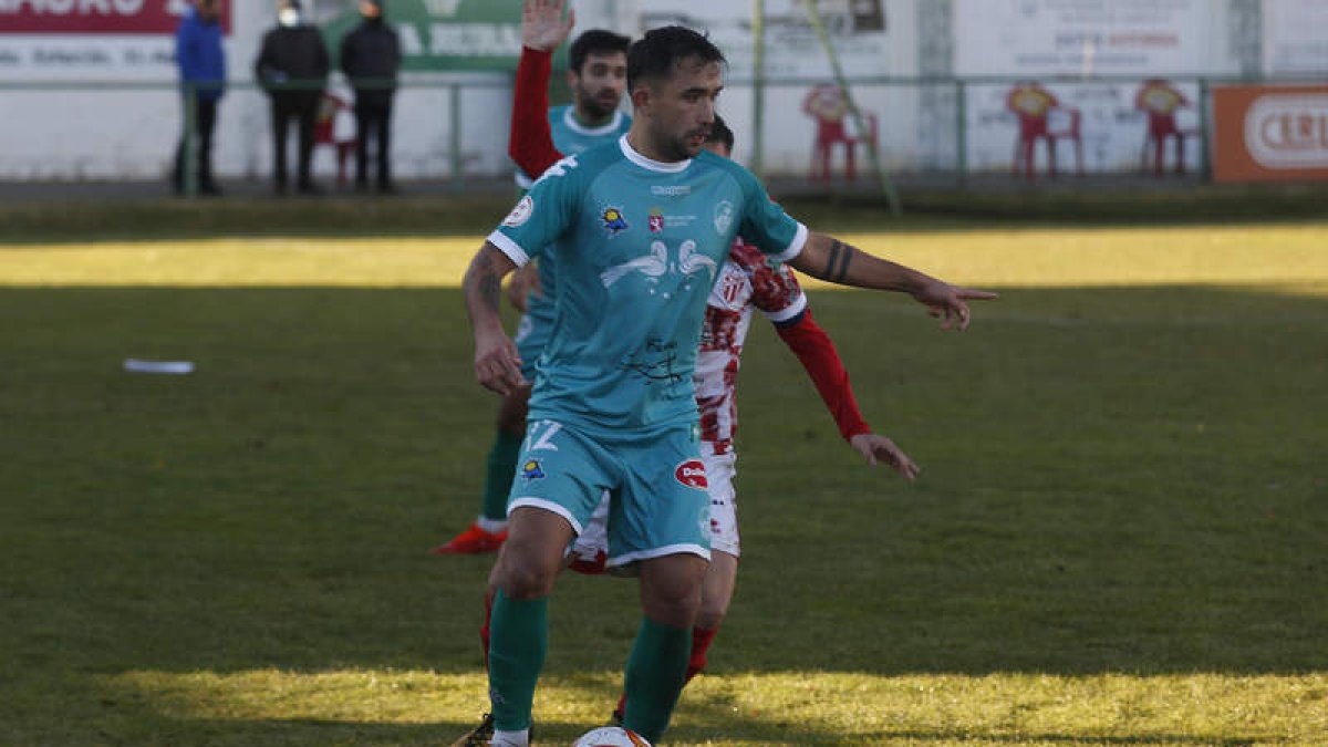 Javi Amor jugó desde el inicio en su regreso al equipo maragato. FERNANDO OTERO