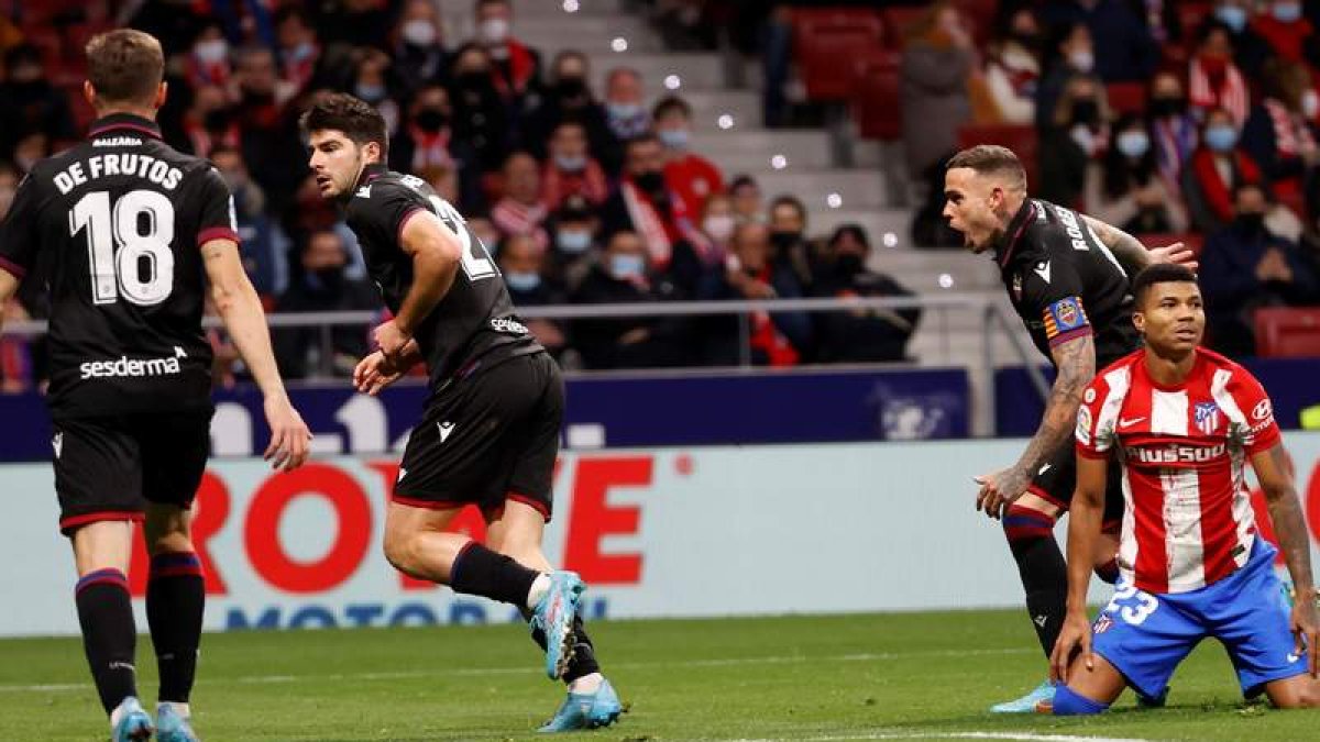 Melero, tras anotar el gol que dio el triunfo al Levante. JUANJO MARTÍN