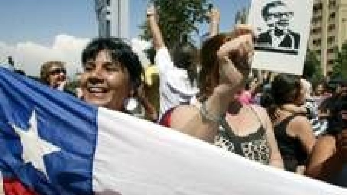 Varios detractores de Pinochet celebran su muerte con una imagen del ex presidente Allende