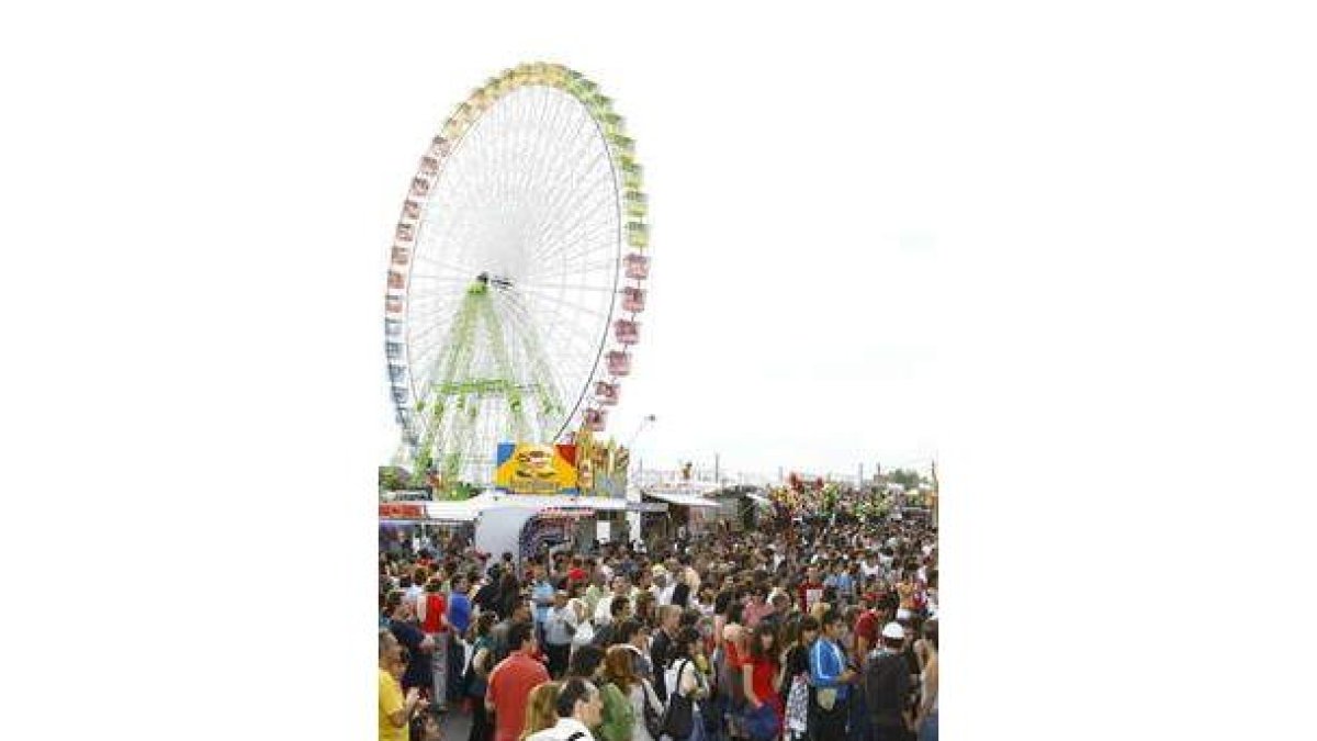 La noria ha presidido durante la última semana el recinto ferial, que ayer disfrutó de su jornada de