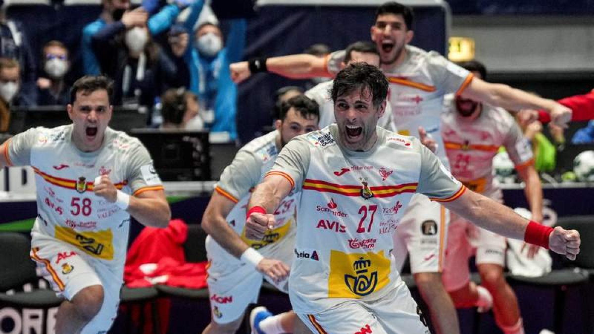 Antonio García junto a varios de sus compañeros celebra el fallo de Soroka desde los siete metros. DIVISEK
