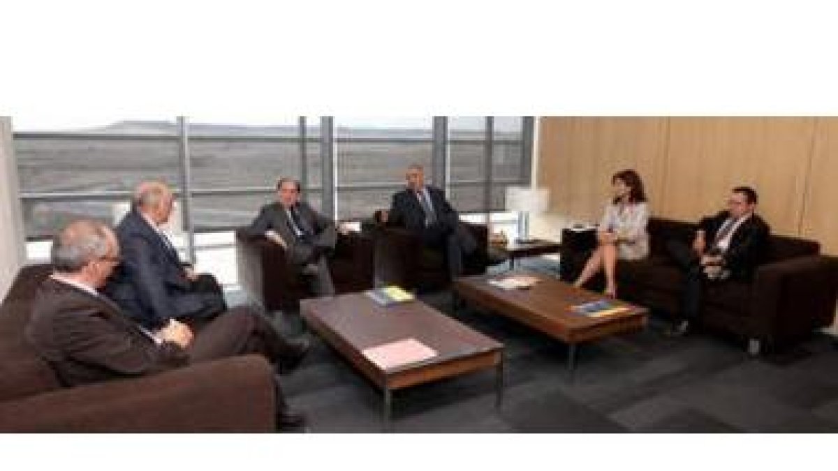 Lamelas, Villanueva y Alonso (en el centro de la imagen) durante la reunión de ayer.