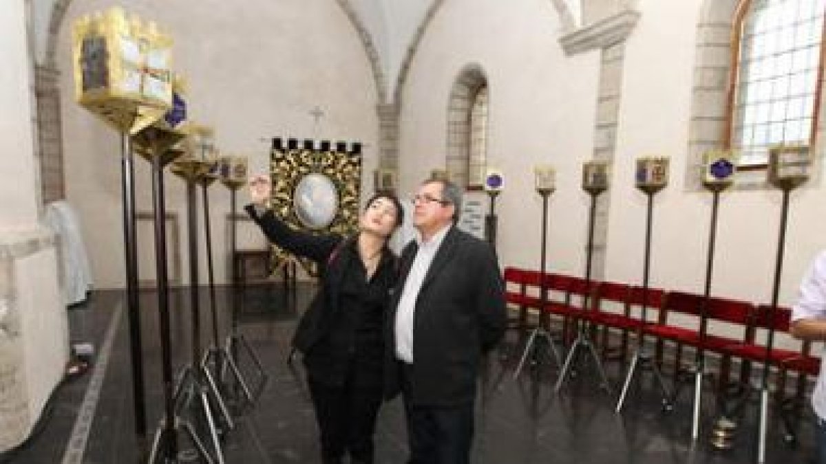 La artesana Ruth Magallanes y José Antonio Fernández, de la cofradía, con las estaciones.