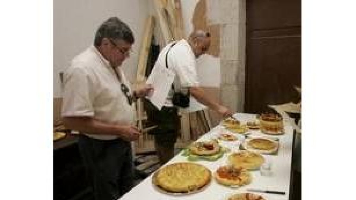 El momento en el que los jueces  inician la «cata» de las tortillas