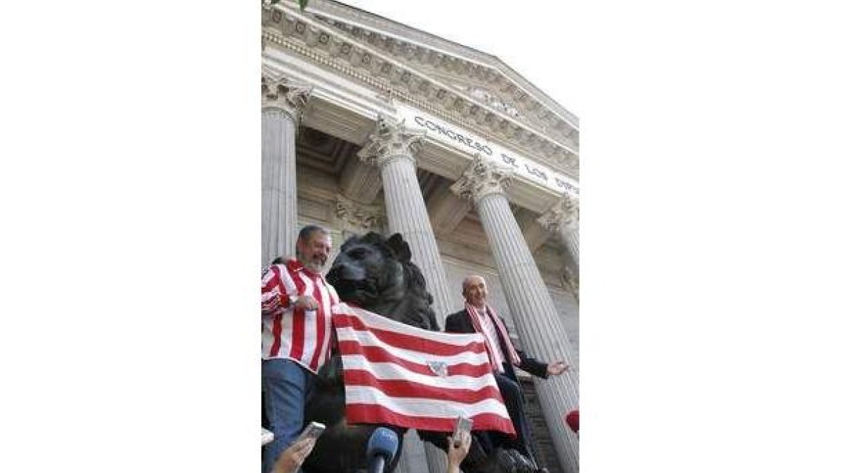 A la izquierda, los diputados del PNV y abajo el portavoz de CiU, con las camisetas de sus equipos.