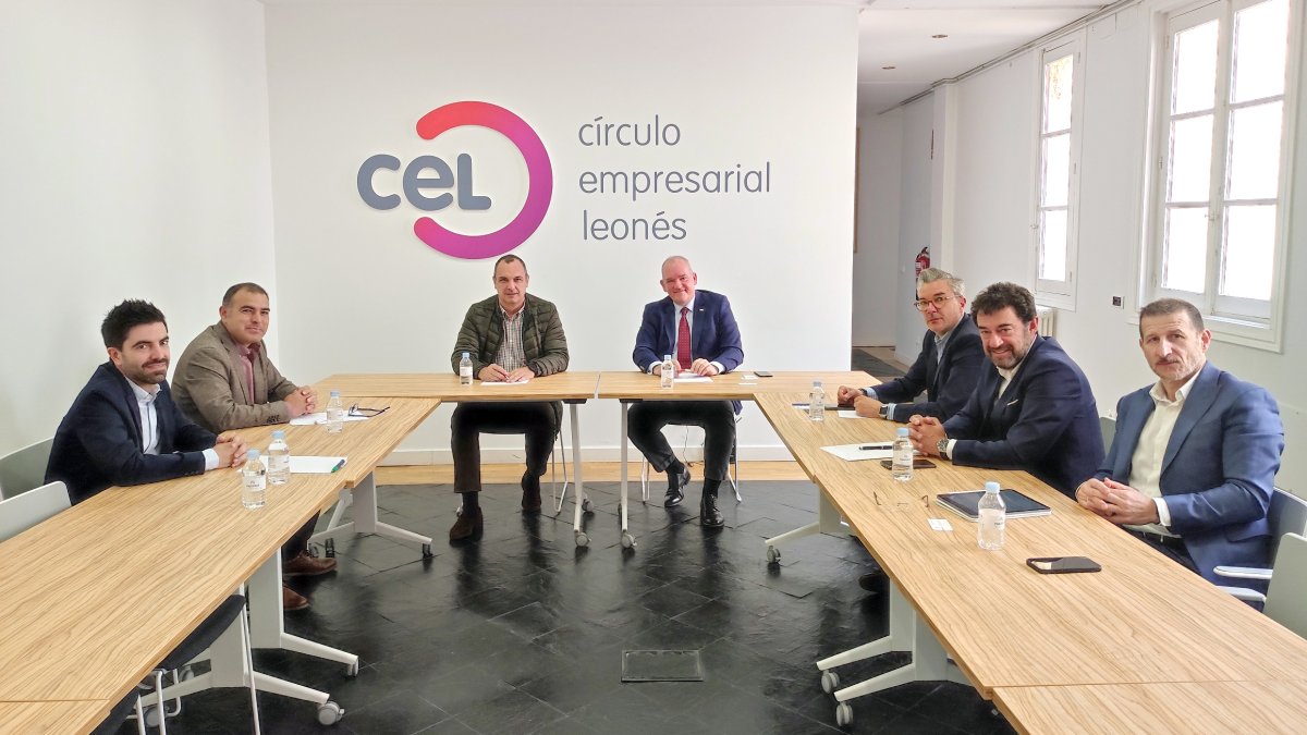 Un momento de la reunión mantenida esta mañana entre el CEL y el cónsul de Polonia. ICAL
