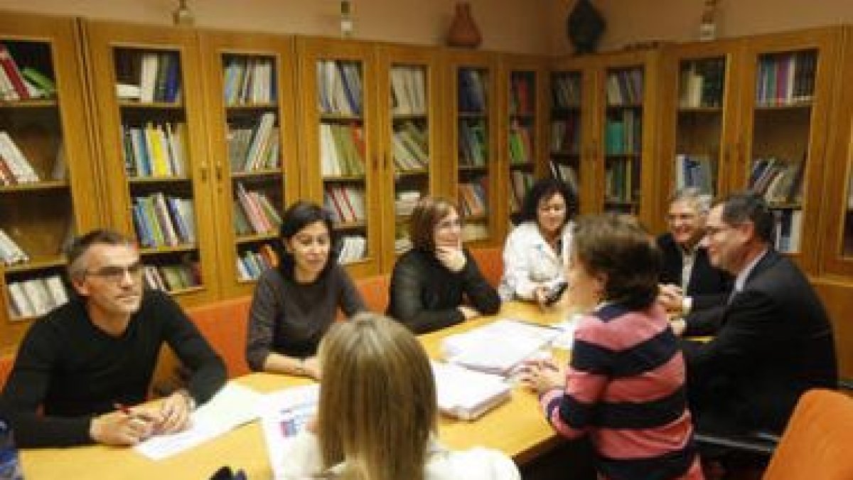 Un bebé practica con juego en el centro de Atención Temprana.