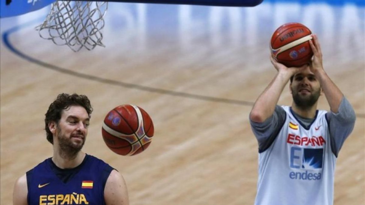 Pau Gasol y Felipe Reyes, en un entrenamiento de la selección española de baloncesto.