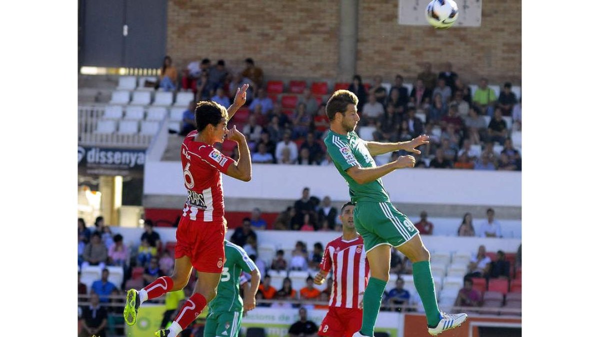 El partido de la primera vuelta fue igualado y se decidió a favor del cuadro catalán con un gol en propia meta