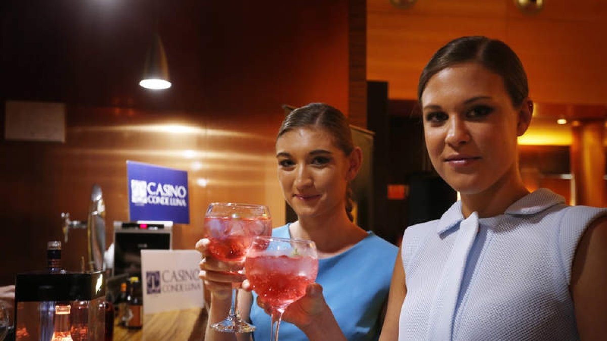 Las modelos desfilaron por el casino para terminar probando el gin tonic.