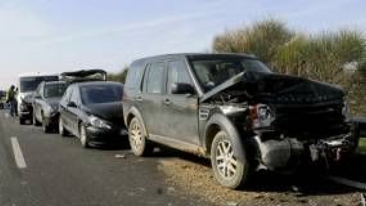 Algunos de los vehículos que se vieron implicados en la colisión de ayer en la A-5