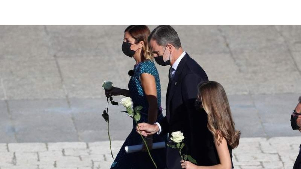 Felipe VI, Leonor y la jefa de Urgencias del Hospital Vall d’Hebron, Aroa López en la ofrenda a las víctimas de la pandemia. RODRIGO JIMÉNEZ