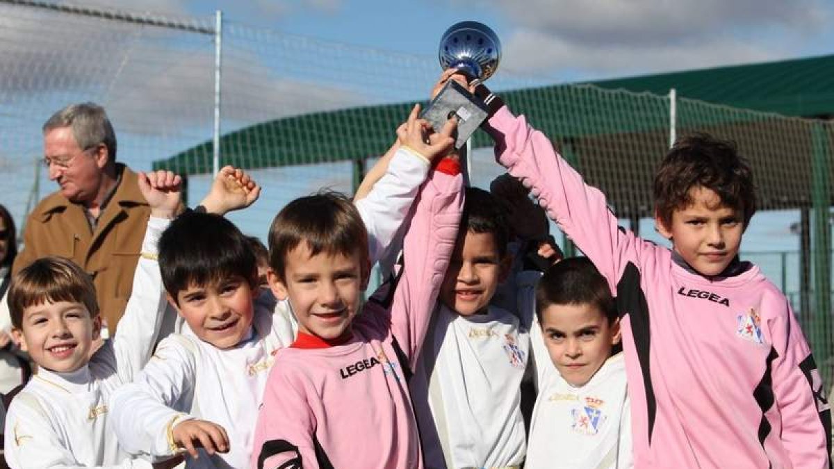 Los niños disfrutaron con el torneo de fútbol disputado.