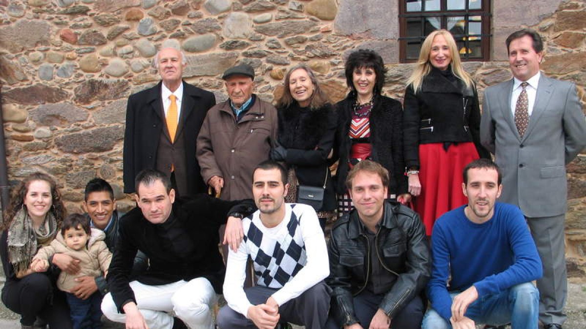 El centenario, rodeado de familiares por su cumpleaños.