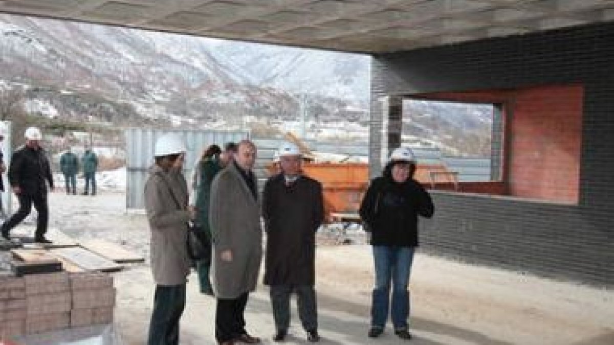 El subdelegado, la alcaldesa, el arquitecto de la obra y miembros de la Guardia Civil, en las obras.