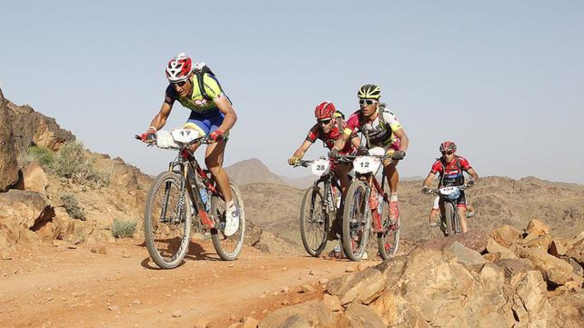 El exciclista profesional Fran Pérez, al frente del pelotón, durante la Titan Desert 2015.