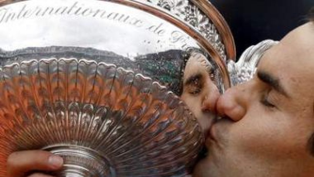 Roger Federer besa el trofeo de campeón tras su victoria sobre el sueco Robin Soderling.