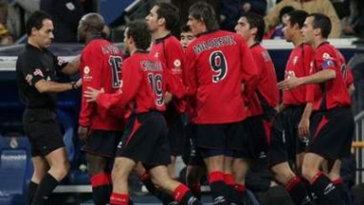 Los jugadores de Osasuna protestan al árbitro Pérez Burrull en el Bernabéu