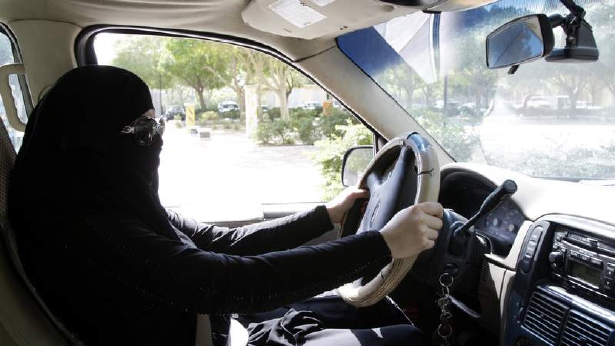 Las mujeres saudíez ya pueden conducir coches. FSTR