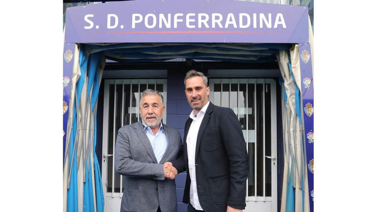 El presidente de la Deportiva, José Fernández Nieto, y Jon Pérez Bolo, el día de la presentación de éste como entrenador. L. DE LA MATA