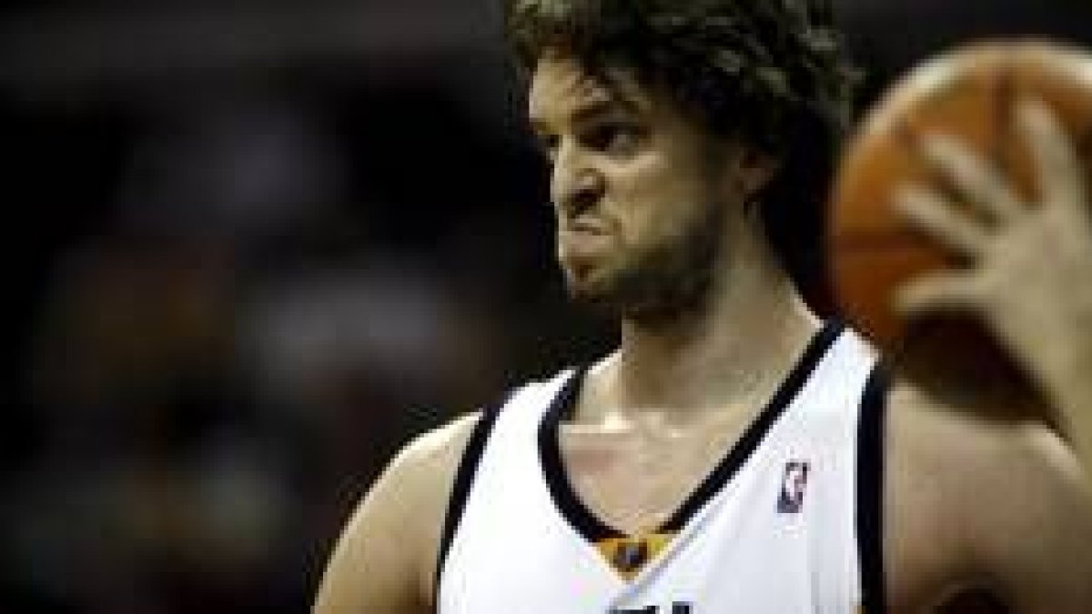 Pau Gasol gesticula durante el partido jugado ante su afición