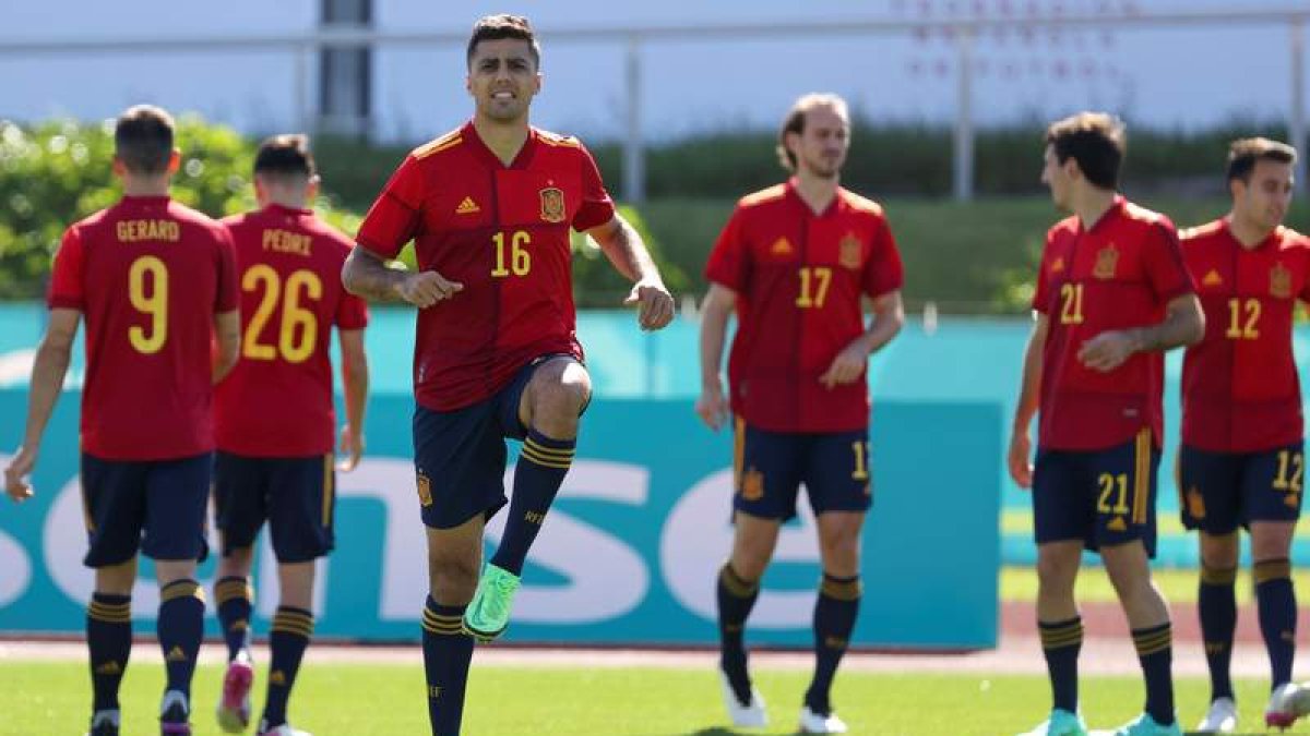 Los integrantes de la selección española entrenan con la intención de llegar al partido de mañana frente a Eslovaquia en el mejor estado físico. PABLO GARCÍA