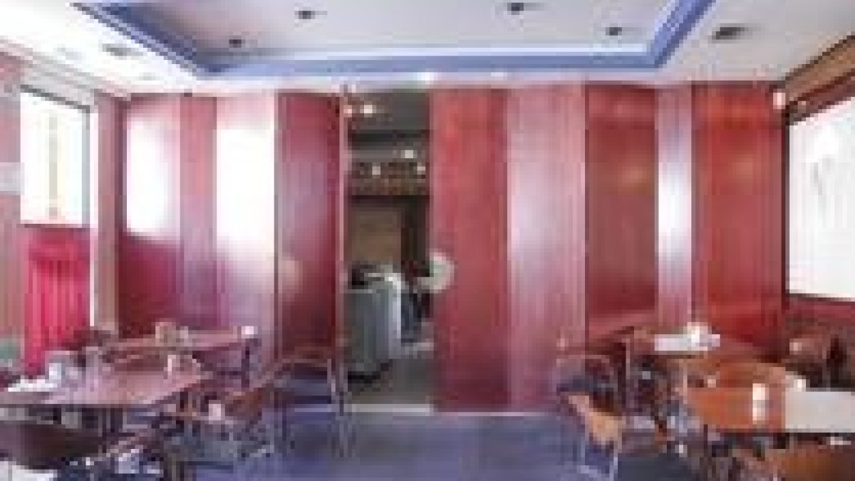 Algunos locales ya han instalado mamparas, con las que dividen el comedor de la zona de la barra