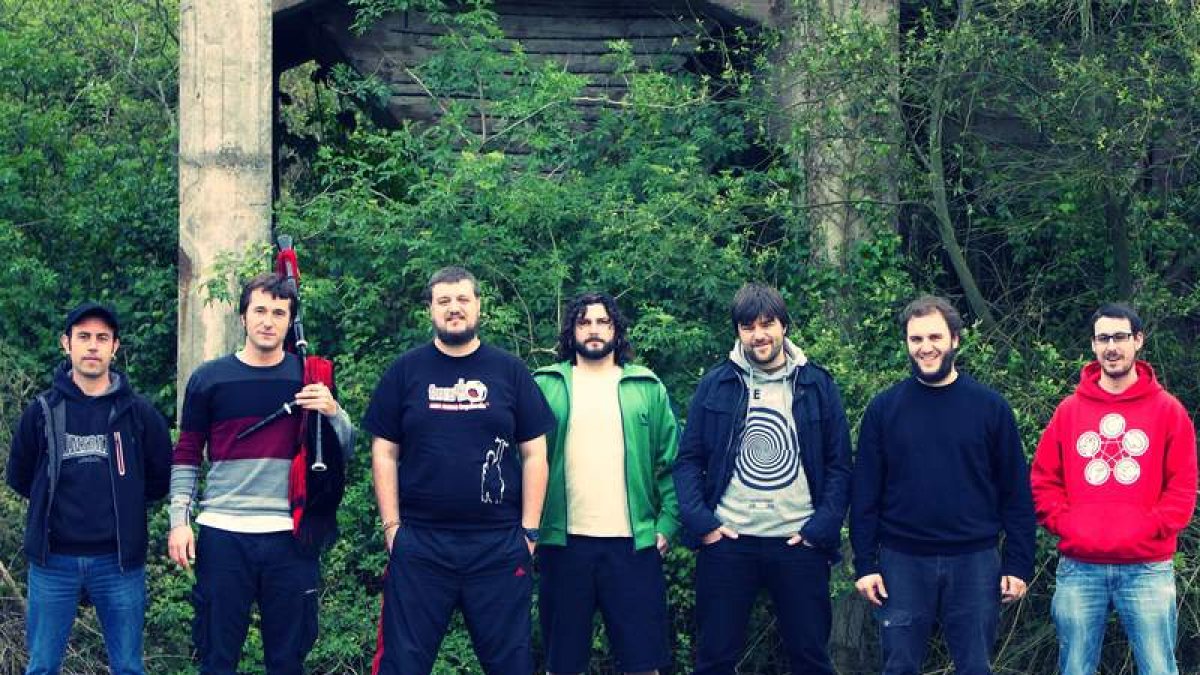 Los integrantes de la banda asturiana Skama La Rede.