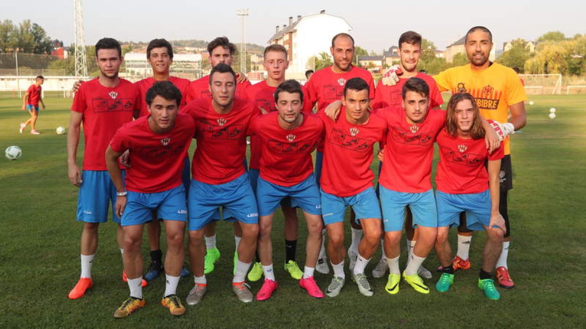 El equipo rojiblanco, con muchos jugadores de la base a prueba, comenzó en la tarde de ayer en El Barco sus entrenamientos de pretemporada. L. DE LA MATA